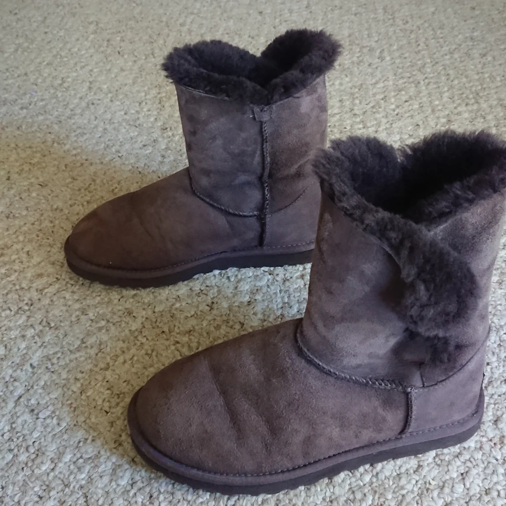 UGG Bailey Button II chocolate Brown Suede Boots SIZE 8